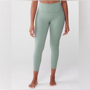 Athleta Salutation Stash Pocket II 7/8 Tight